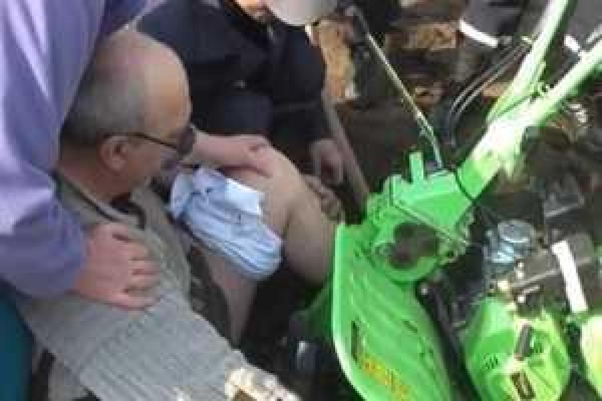 Спасатели оказали помощь мужчине, чью ногу зажало подвижными частями мотоблока Спасатели оказали помощь мужчине, чью ногу зажало подвижными частями мотоблока