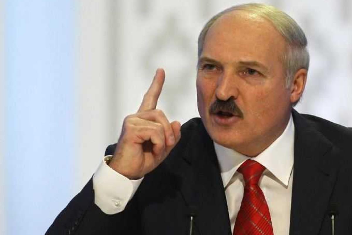 Лукашенко высказался против федерализации Украины и показал Турчинову секретные украинские карты Лукашенко высказался против федерализации Украины и показал Турчинову секретные украинские карты