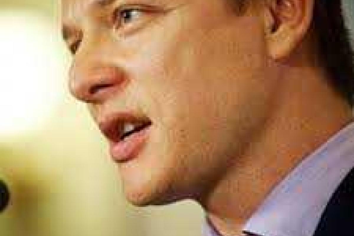 Ляшко: повидергивать ноги тем, кто топчет государственные флаги Ляшко: повидергивать ноги тем, кто топчет государственные флаги