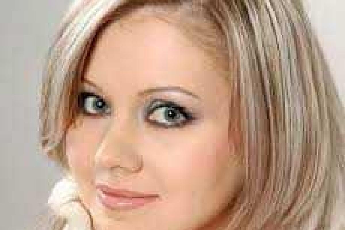 Певица Натали разговаривает со своими длинными ногами Певица Натали разговаривает со своими длинными ногами