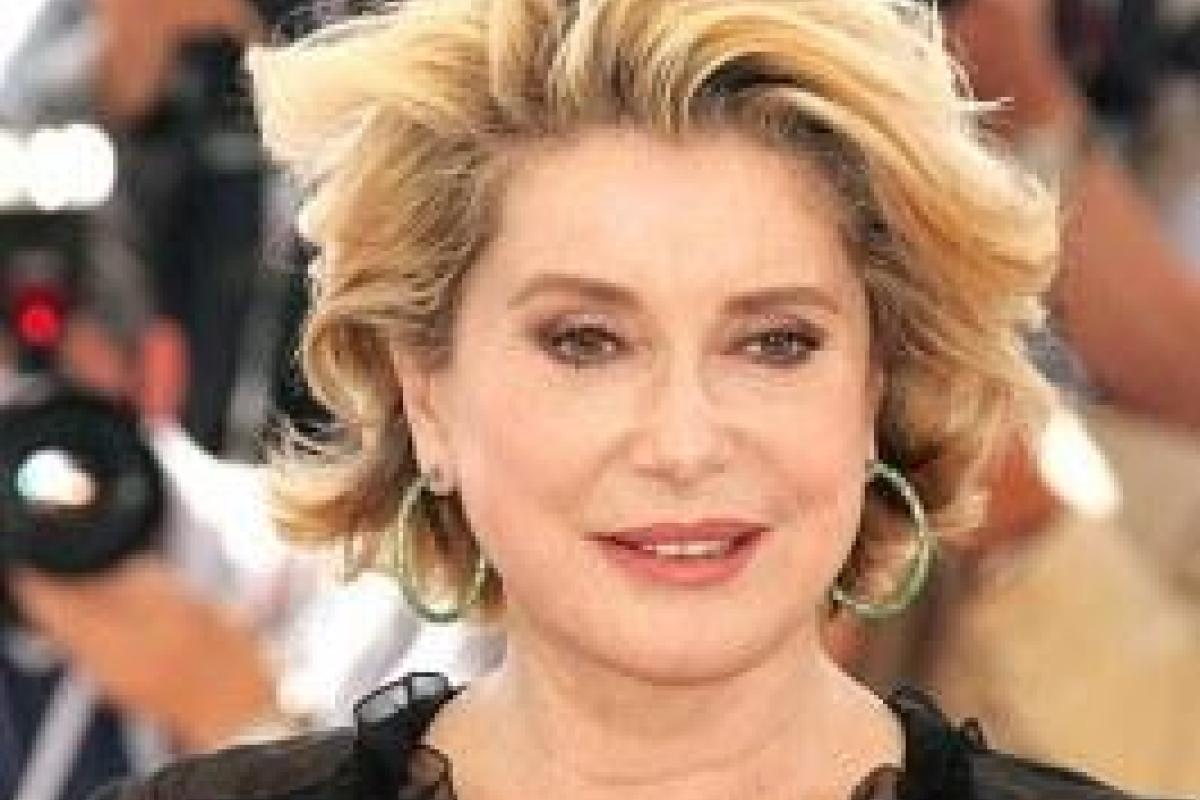 Софи Марсо и Катрин Денев поругались из-за любовницы президента Софи Марсо и Катрин Денев поругались из-за любовницы президента