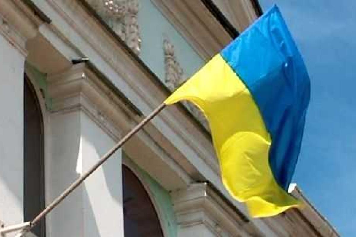 Татары вывесили украинский флаг на здании Меджлиса в Севастополе Татары вывесили украинский флаг на здании Меджлиса в Севастополе