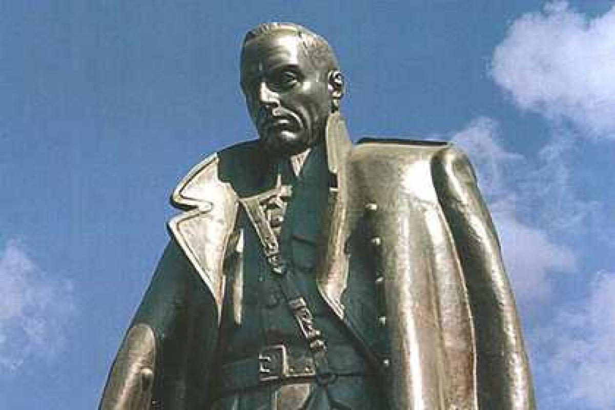Монархисты предложили поставить в Севастополе памятник Колчаку Монархисты предложили поставить в Севастополе памятник Колчаку