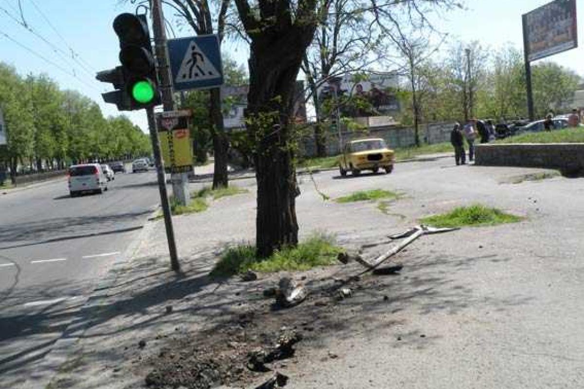 Не управляемый автомобиль "снес" дорожный знак и травмировал пешехода Не управляемый автомобиль "снес" дорожный знак и травмировал пешехода
