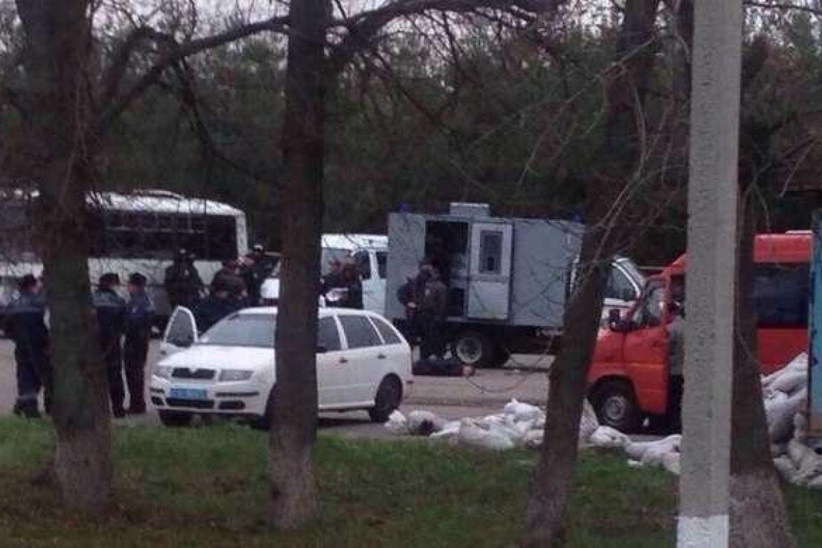 Милиция задержала десять автобусов "активистов", ехавших на Восток Милиция задержала десять автобусов "активистов", ехавших на Восток