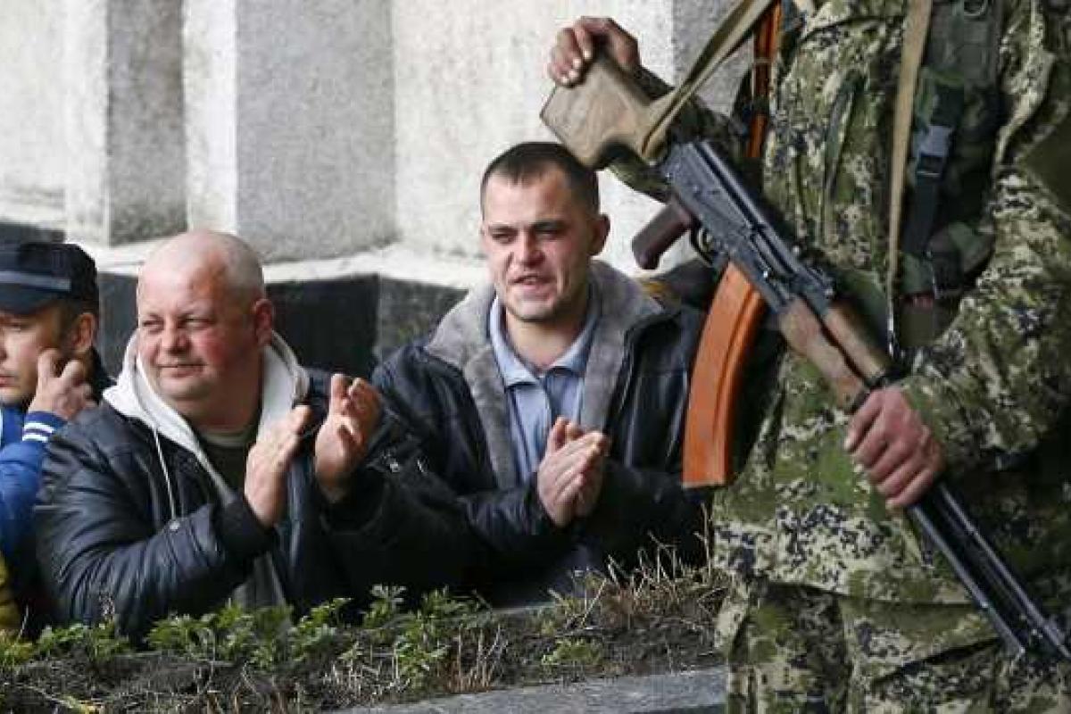 СМИ: Украинский офицер разведки и солдат взяты в плен в районе Славянска СМИ: Украинский офицер разведки и солдат взяты в плен в районе Славянска