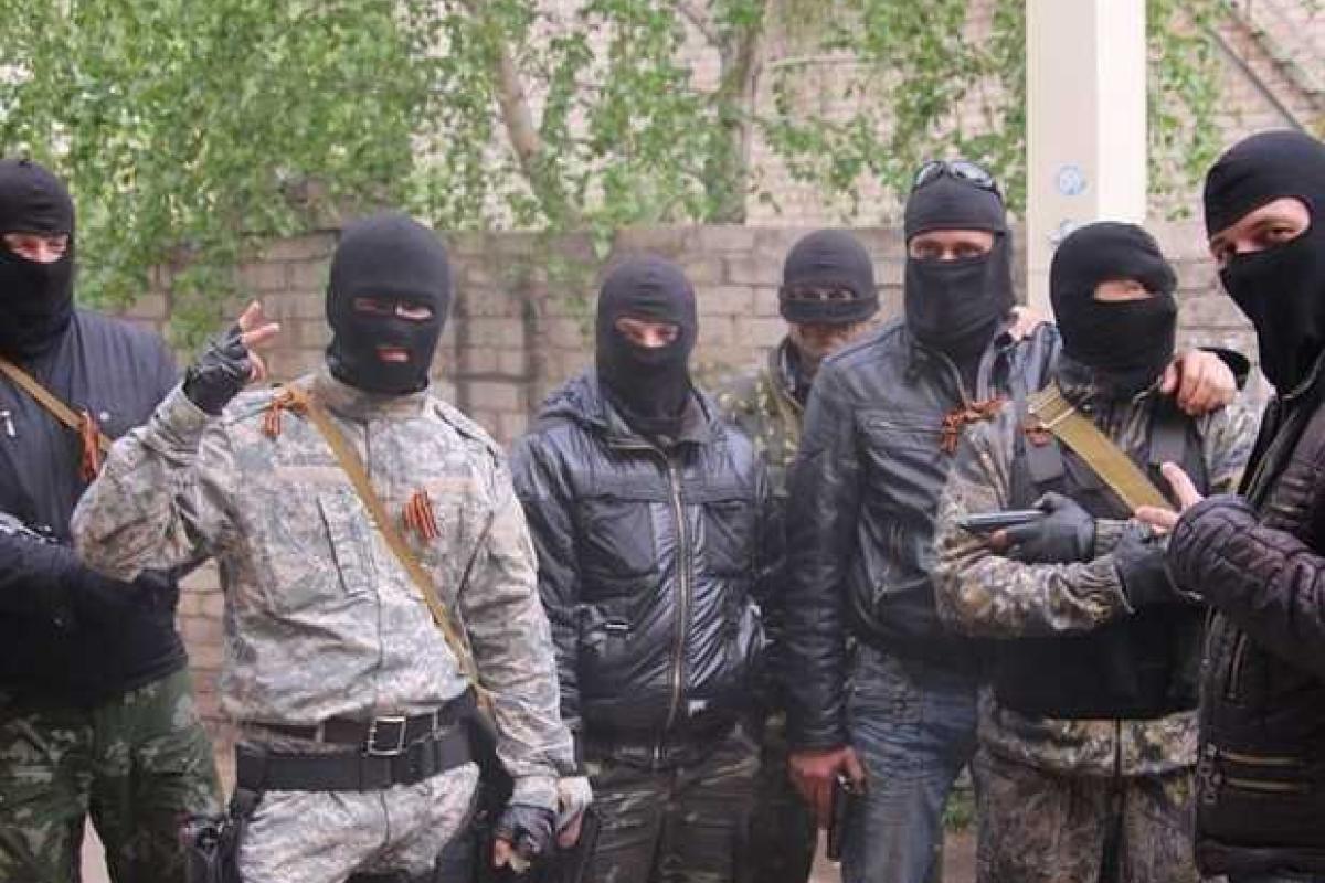 В Славянске террористы угоняют машины местных жителей, чтобы вырваться из города В Славянске террористы угоняют машины местных жителей, чтобы вырваться из города