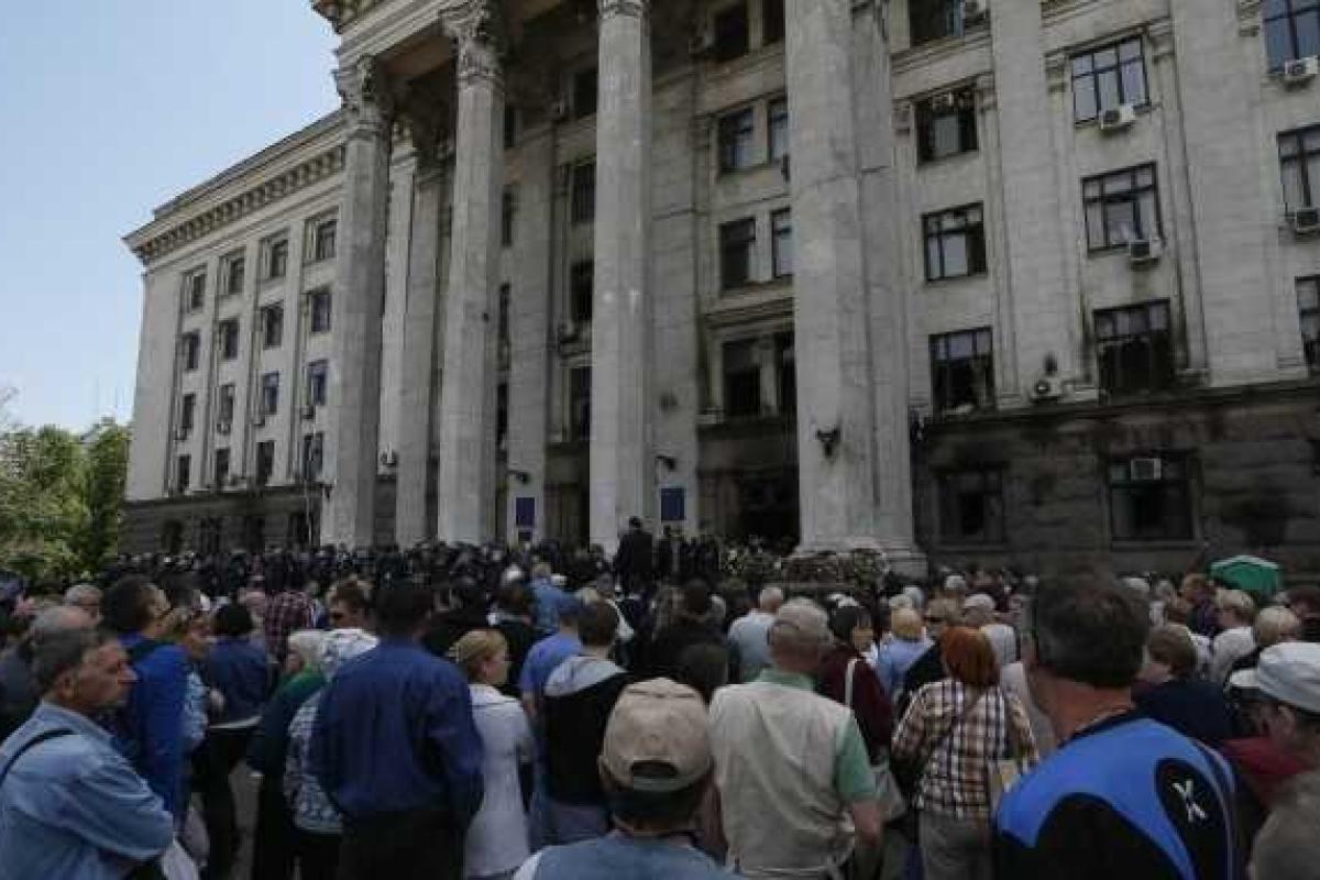 В Одессе на Куликовом поле собралось несколько сотен человек, на Доме профсоюзов висит красный флаг В Одессе на Куликовом поле собралось несколько сотен человек, на Доме профсоюзов висит красный флаг