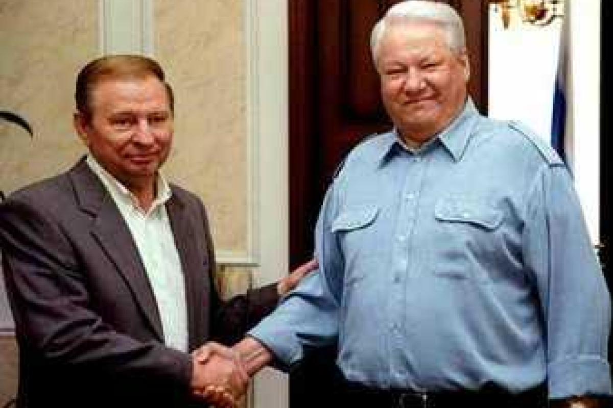 Кучма напомнил Медведеву об обязательствах России, похвалив Ельцина Кучма напомнил Медведеву об обязательствах России, похвалив Ельцина