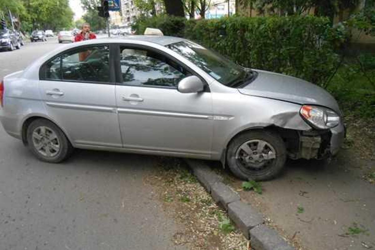 Таксист в Ужгородн на Hyundai пытался проломить стену дома Таксист в Ужгородн на Hyundai пытался проломить стену дома