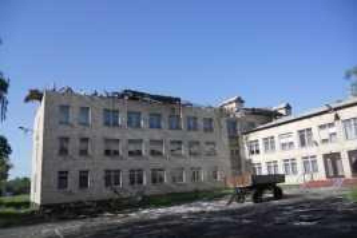 Спасатели ликвидируют последствия урагана, в результате которого была разрушена крыша школы Спасатели ликвидируют последствия урагана, в результате которого была разрушена крыша школы