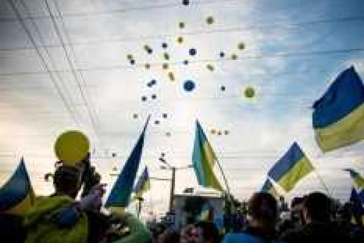 Житель Запорожья пошил и раздал шесть тысяч украинских флагов Житель Запорожья пошил и раздал шесть тысяч украинских флагов