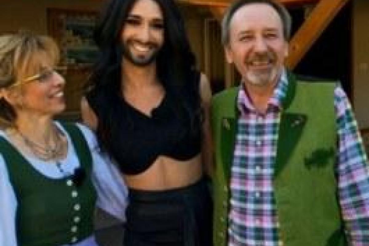 Родителей Кончиты Вурст круглосуточно охраняют от фанатов