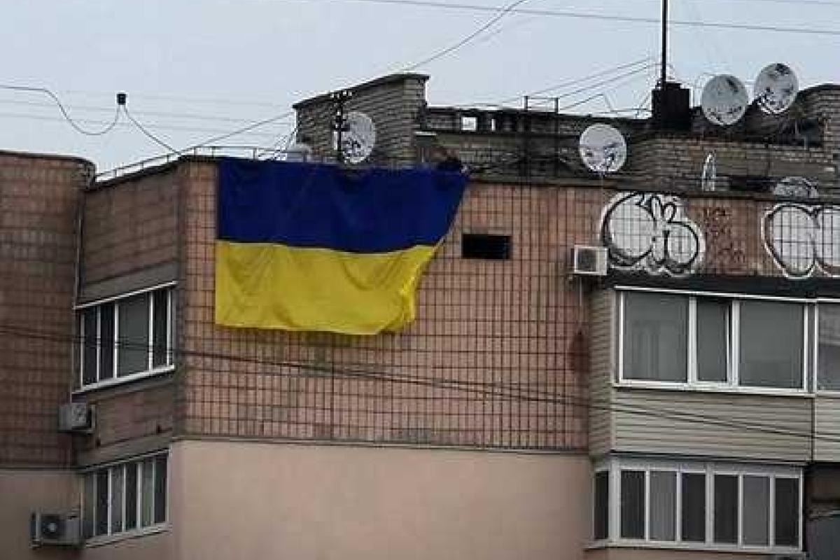 В центре Луганска вывесили сине-желтый флаг Украины В центре Луганска вывесили сине-желтый флаг Украины