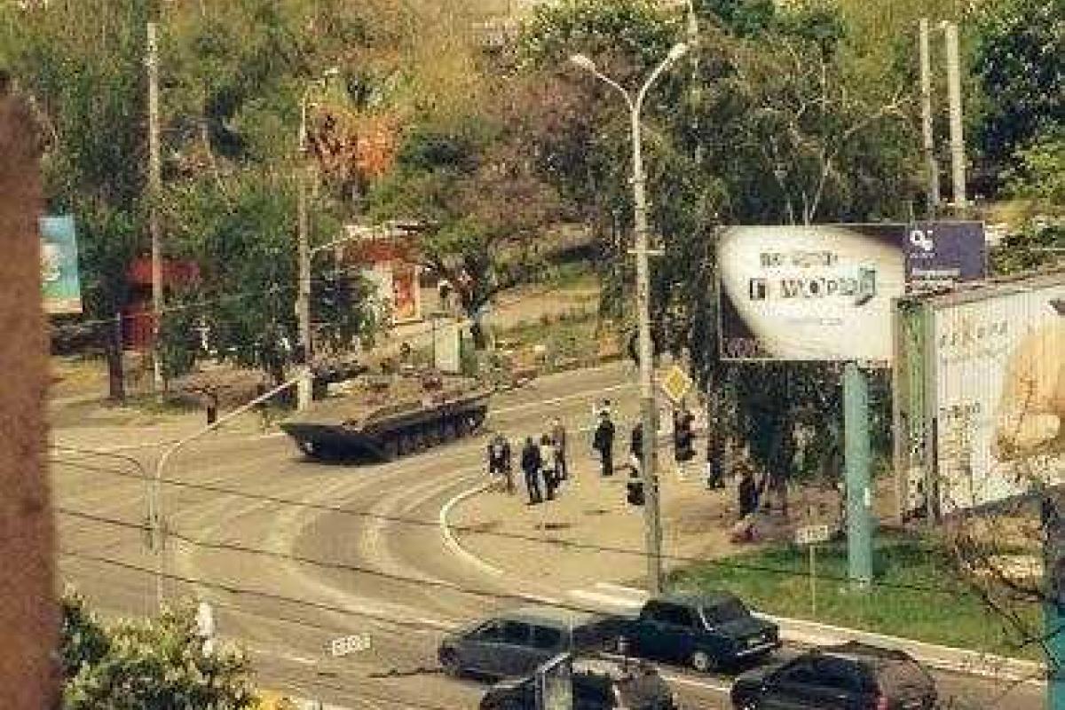 В Мариуполе началась стрельба возле Драматического театра