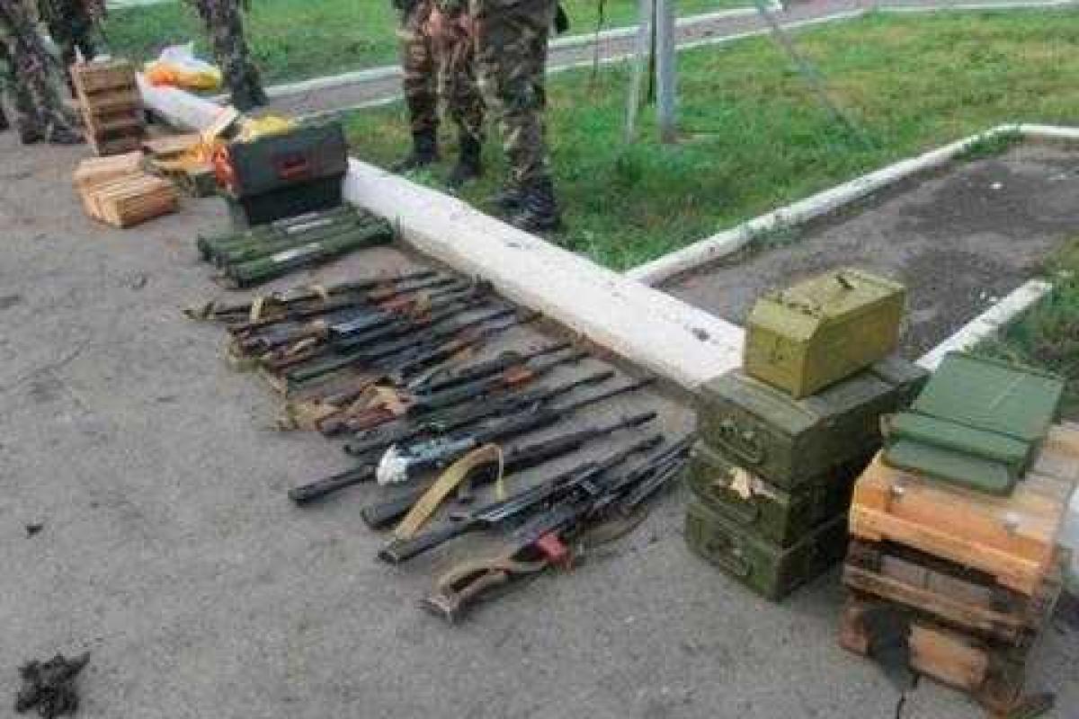 Пограничники отбили очередную атаку террористов и задержали машины с оружием и боеприпасами Пограничники отбили очередную атаку террористов и задержали машины с оружием и боеприпасами