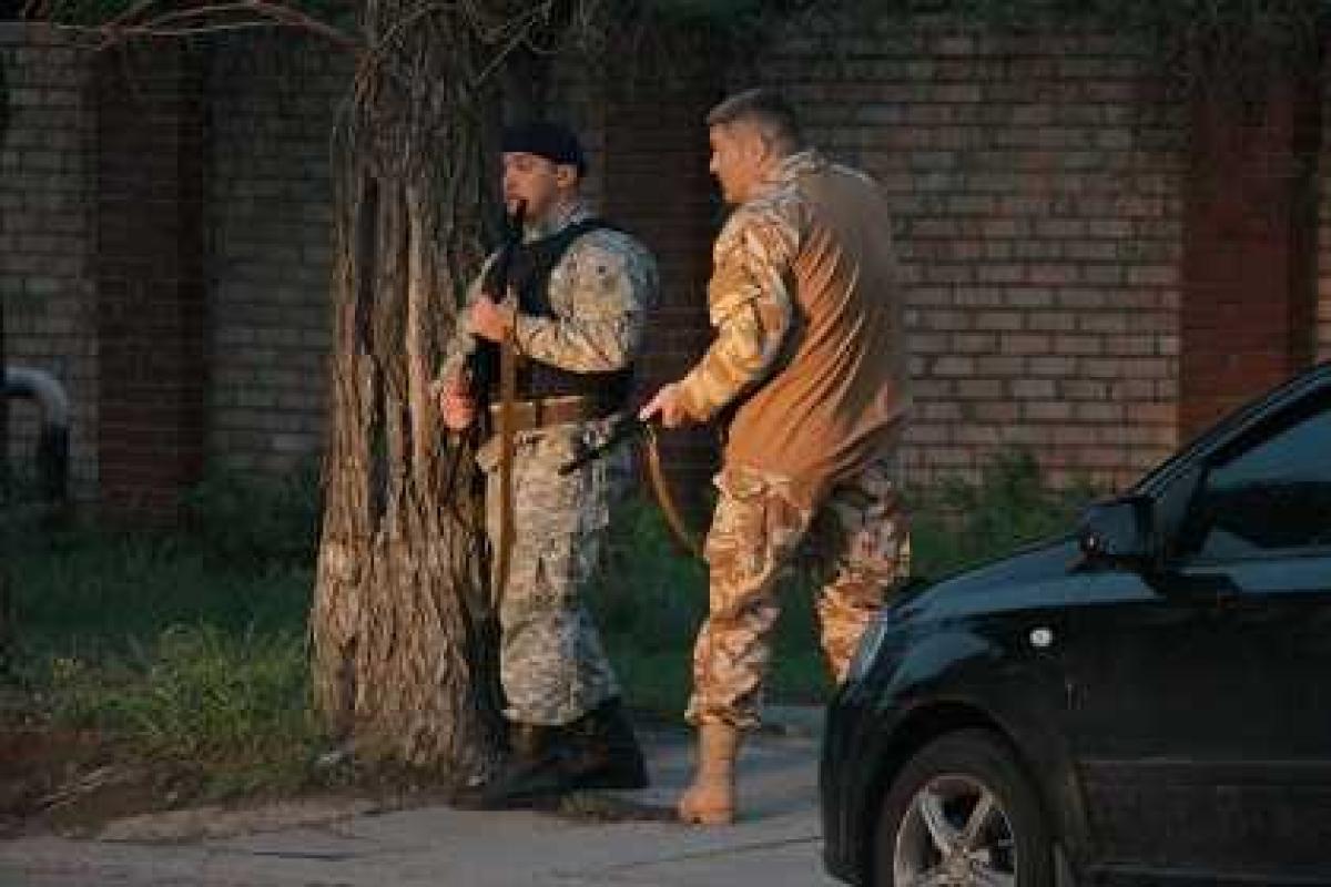 Пророссийские ополченцы захватили здание военкомата в Луганске Пророссийские ополченцы захватили здание военкомата в Луганске