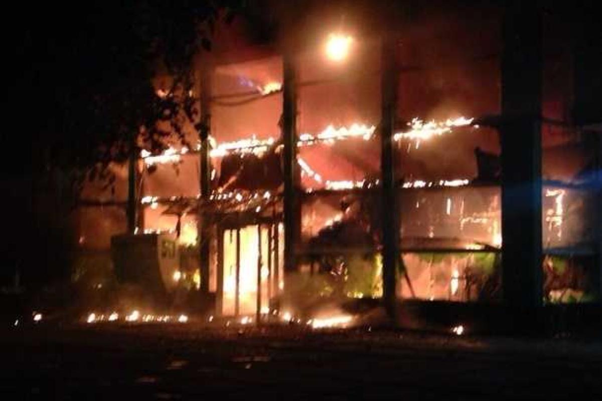 События на Востоке: В Мариуполе стреляют, горят шины, весь центр в огне 