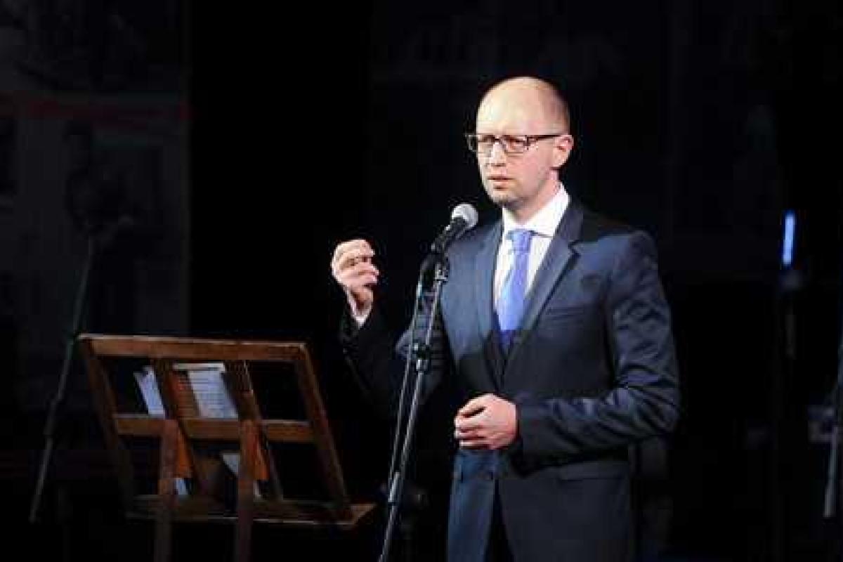Яценюк: Украинцы и крымские татары - это братские народы, они были, есть и будут братьями