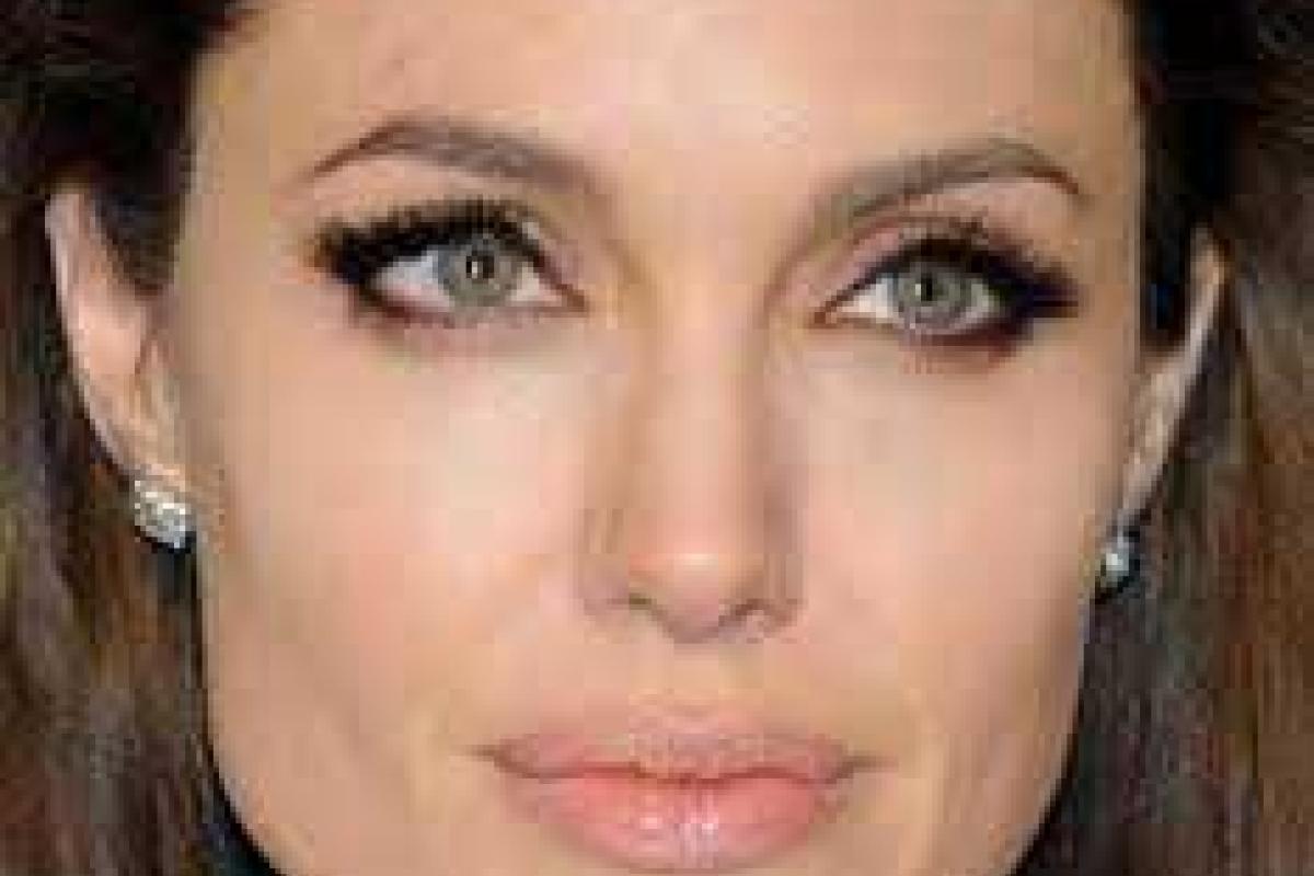 Анджелина Джоли пожертвовала 50 тыс. долларов пострадавшим от стихийного бедствия