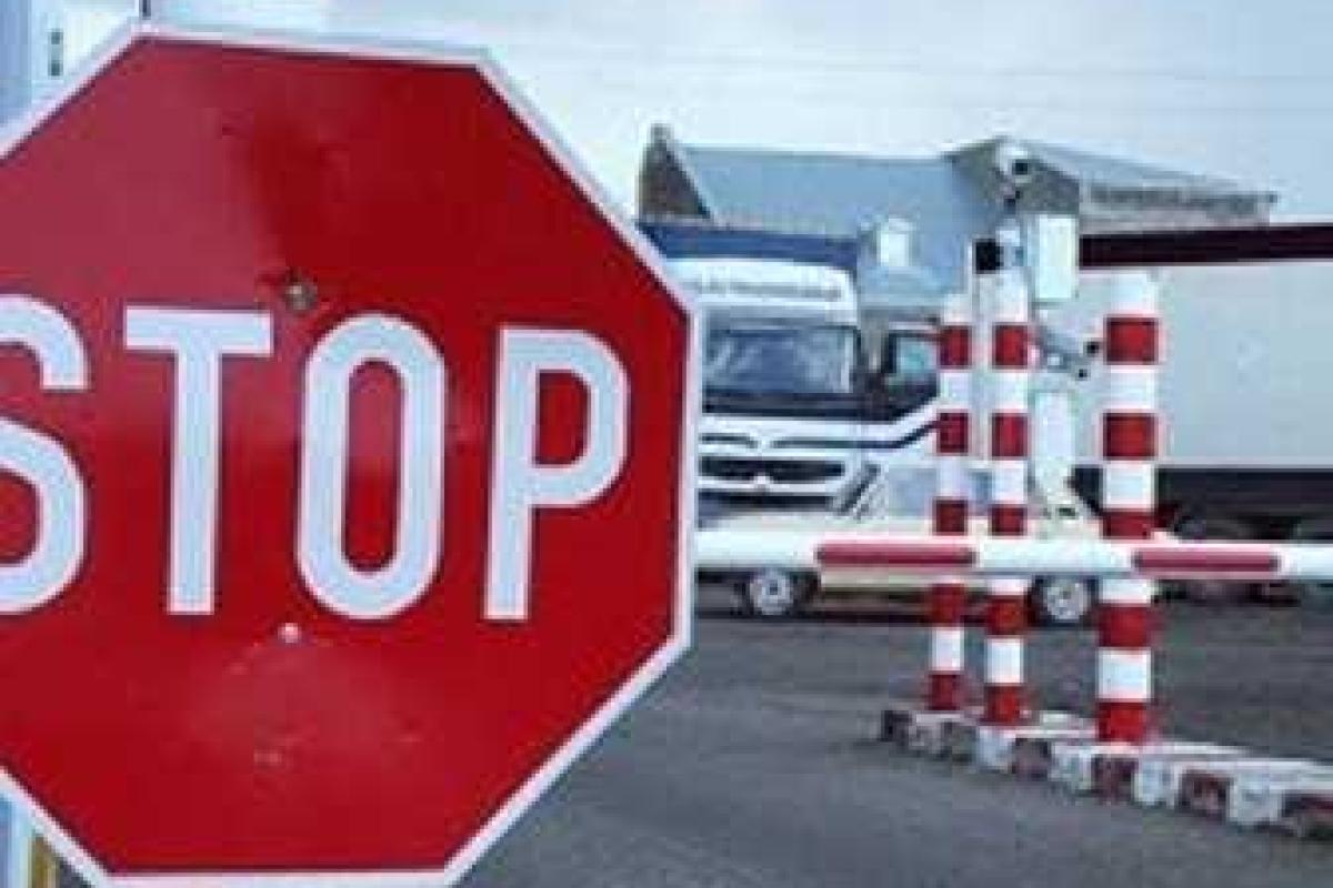 Луганские казаки организовали самовольный пропуск россиян через пункт пропуска "Должанский" Луганские казаки организовали самовольный пропуск россиян через пункт пропуска "Должанский"