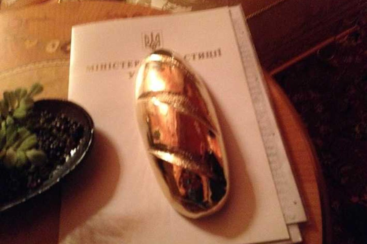 В прокуратуре назвали человека, который подарил Януковичу золотой батон