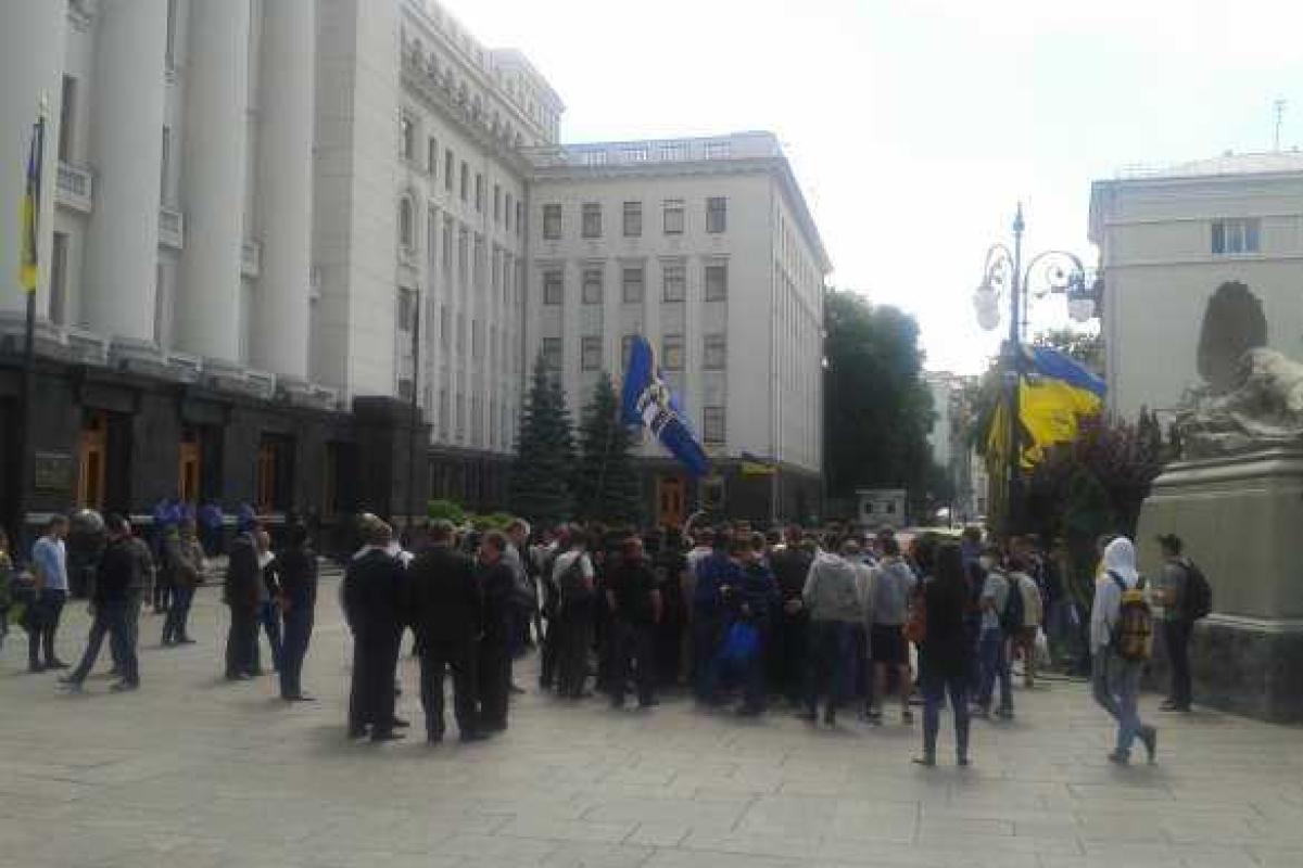 В Киеве под АП около 200 человек митингуют против приостановки АТО В Киеве под АП около 200 человек митингуют против приостановки АТО
