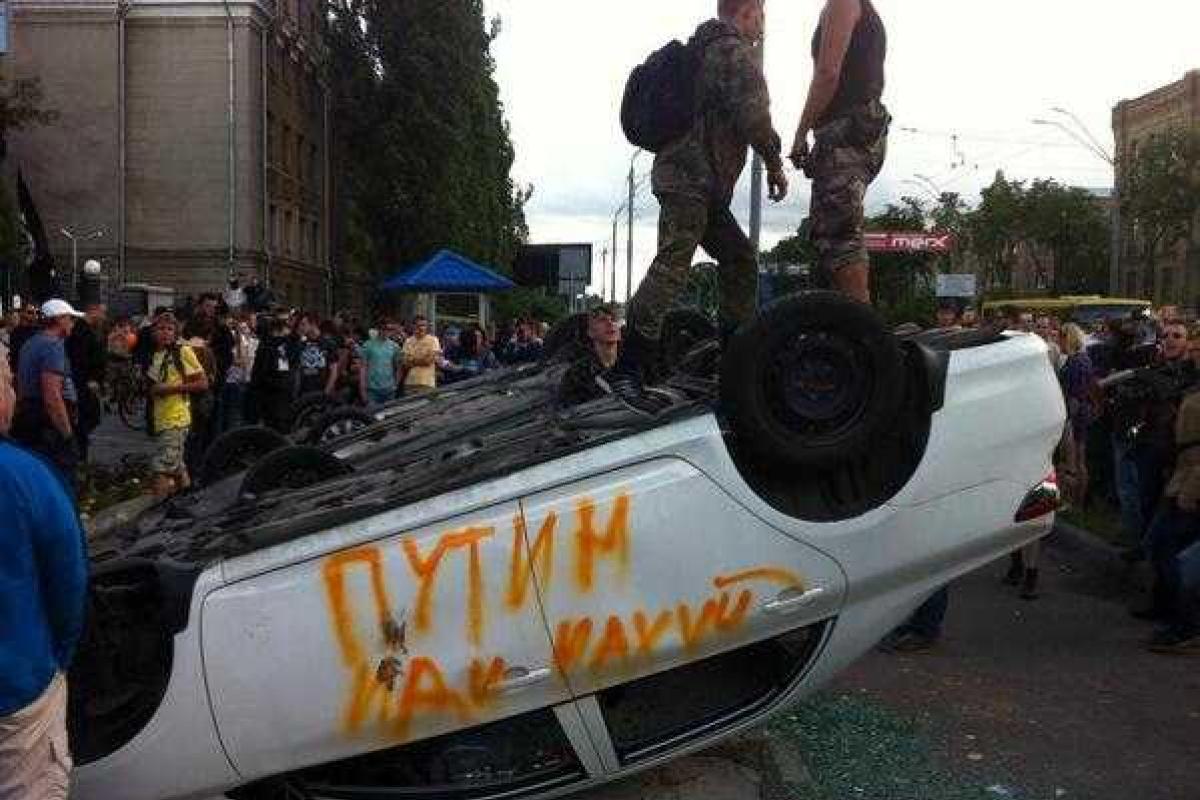 Ситуация в Киеве: активисты забросали посольство России камнями и дымовыми шашками