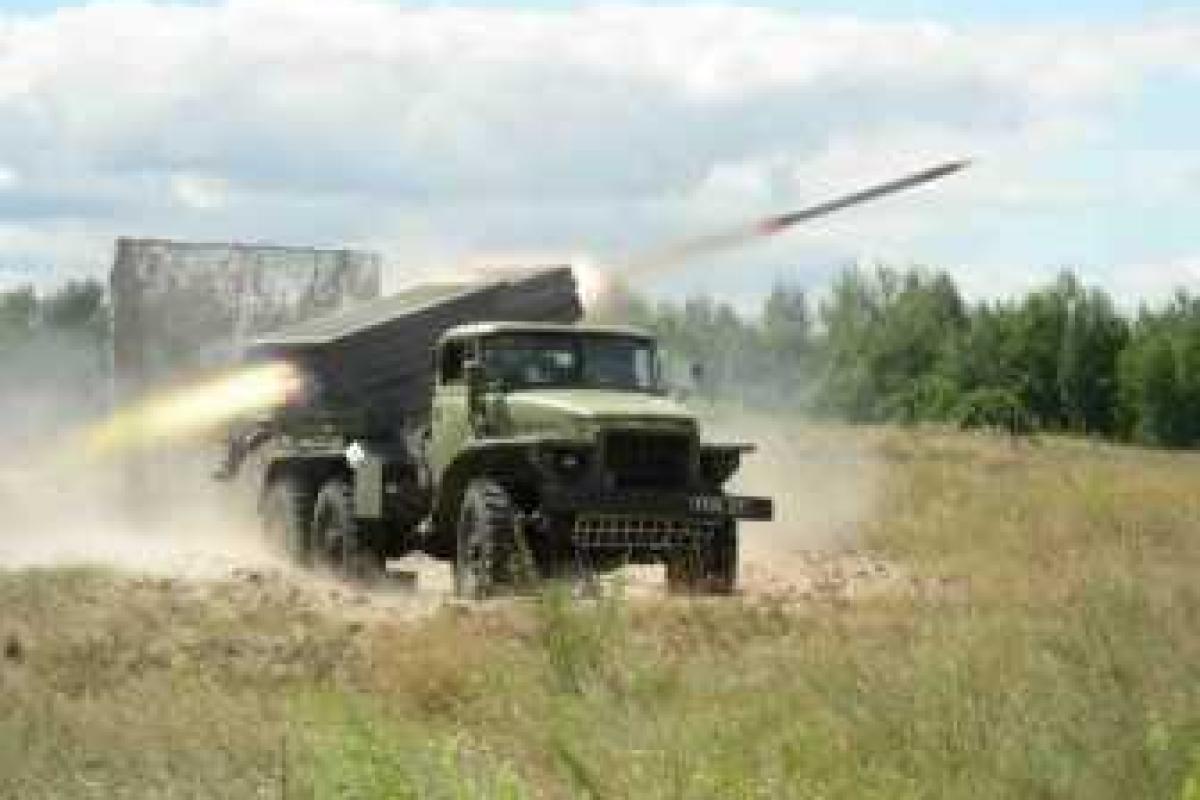 Окраину Луганска обстреляли из российских установок "Град" Окраину Луганска обстреляли из российских установок "Град"