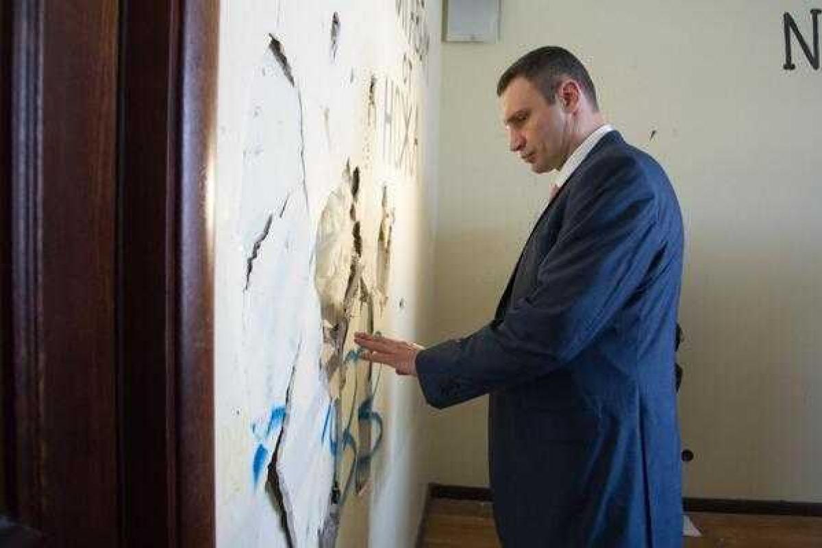 Кличко предлагает депутатам "скинуться" на ремонт Киевской мэрии Кличко предлагает депутатам "скинуться" на ремонт Киевской мэрии