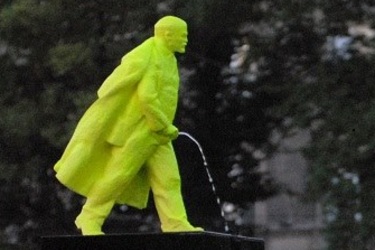 На центральной площади Кракова - мочится Ленин На центральной площади Кракова - мочится Ленин