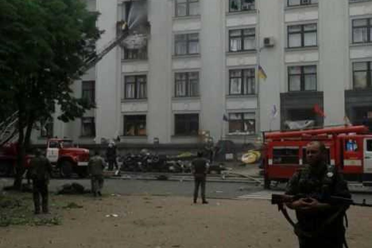 После авиаудара по Луганской облгосадминистрации, в здании начался пожар После авиаудара по Луганской облгосадминистрации, в здании начался пожар