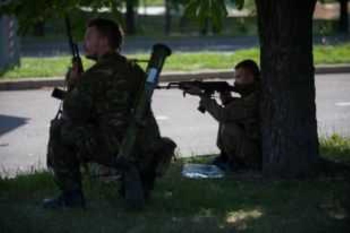 В Луганске около 400 террористов блокируют жителей в домах В Луганске около 400 террористов блокируют жителей в домах