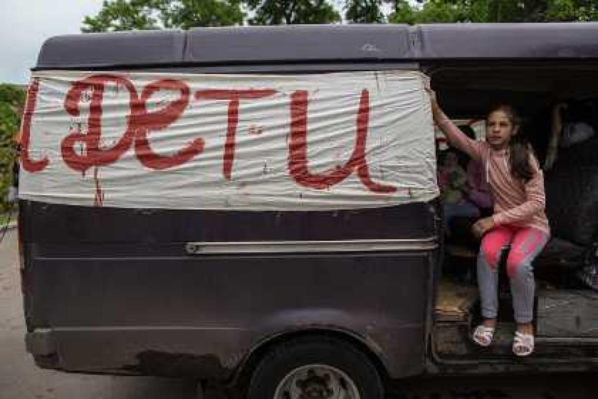 Два автомобиля с детьми из Славянска попали под огонь украинских войск