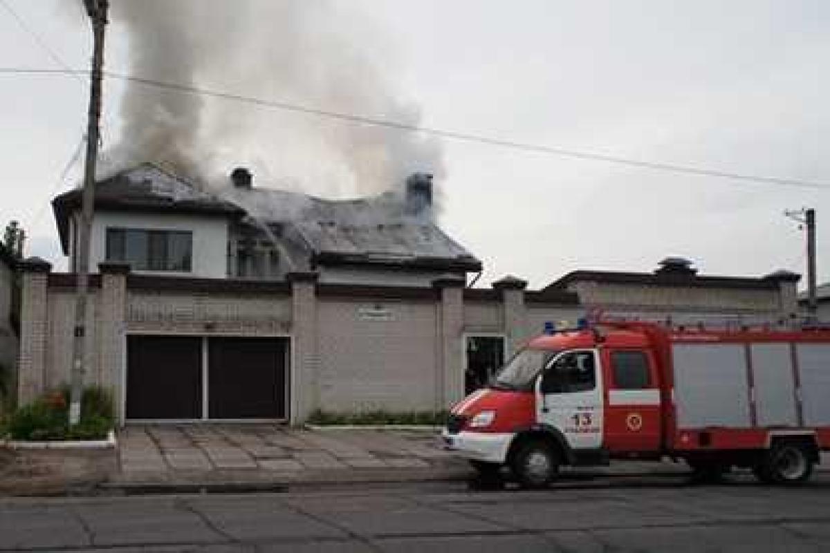 В Луганской области ликвидировали пожар в 2-этажном жилом доме В Луганской области ликвидировали пожар в 2-этажном жилом доме