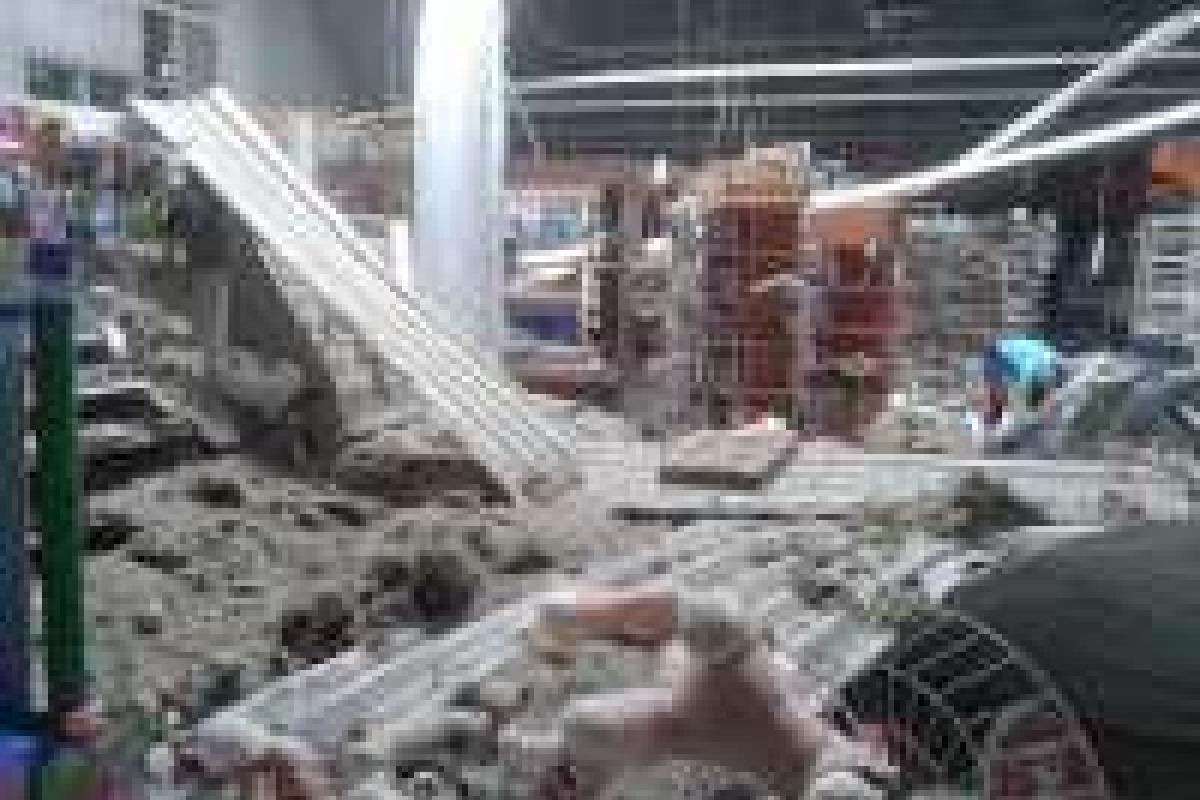 В Луганске снаряд попал в супермаркет «Лелека» по ул. Оборонная В Луганске снаряд попал в супермаркет «Лелека» по ул. Оборонная