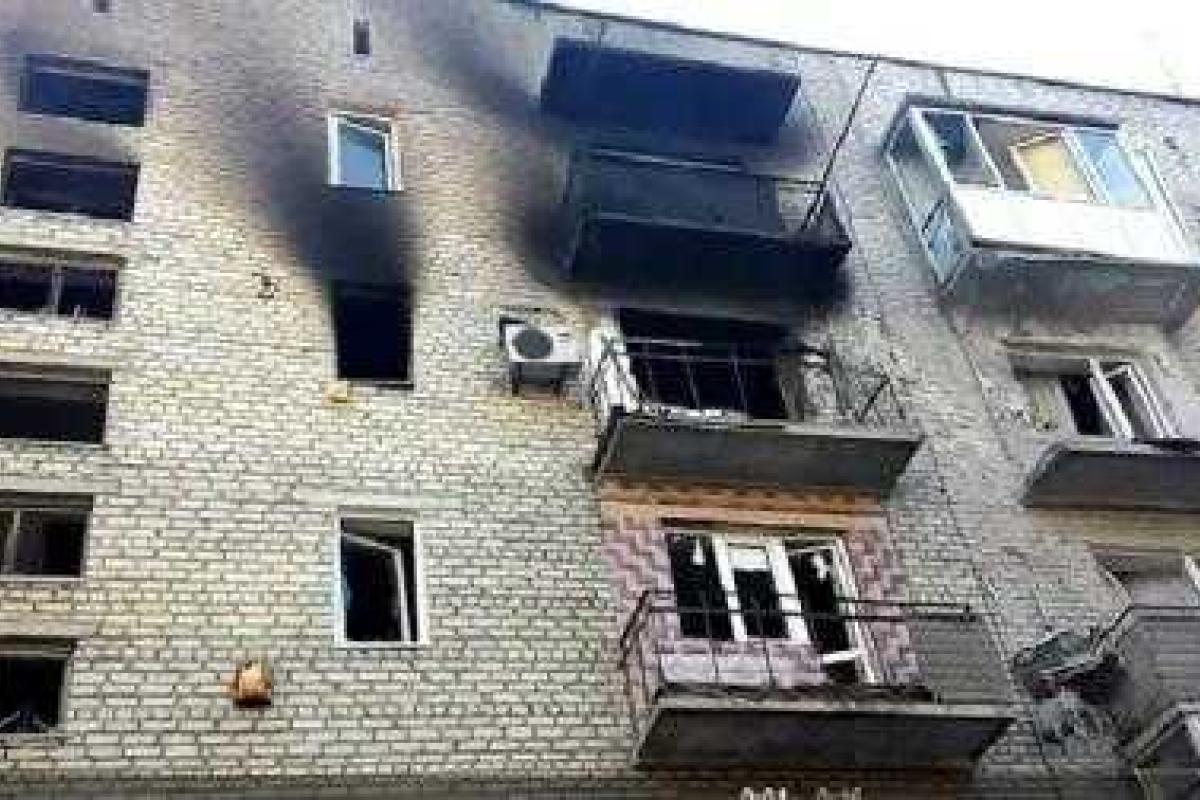 Террористы продолжают обстрел Марьинки, люди находятся под завалами Террористы продолжают обстрел Марьинки, люди находятся под завалами