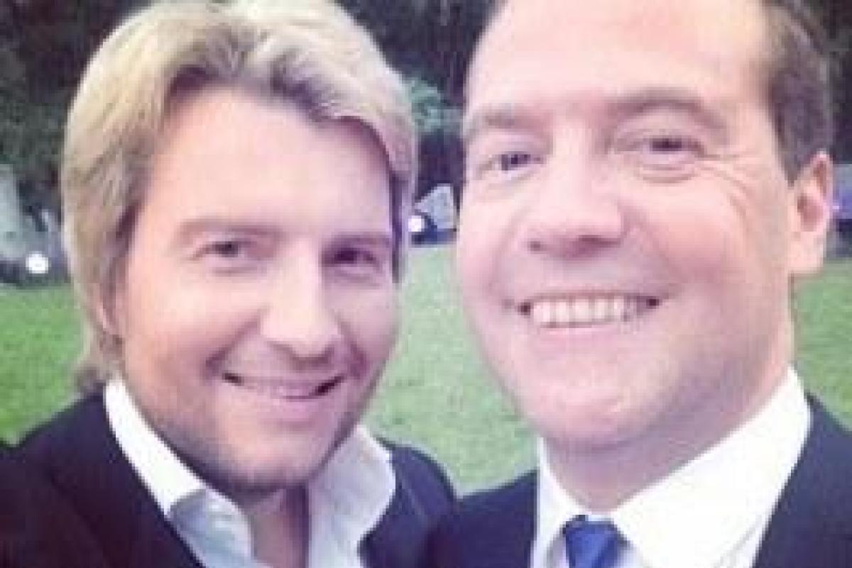 Дмитрий Медведев спел на свадьбе малоизвестной певицы Дмитрий Медведев спел на свадьбе малоизвестной певицы