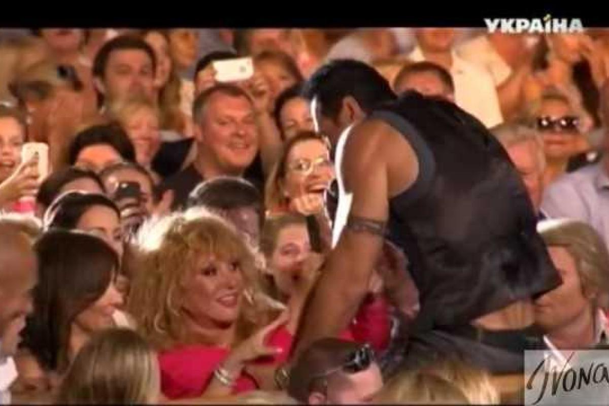 Стас Костюшкин упал на Пугачеву во время выступления