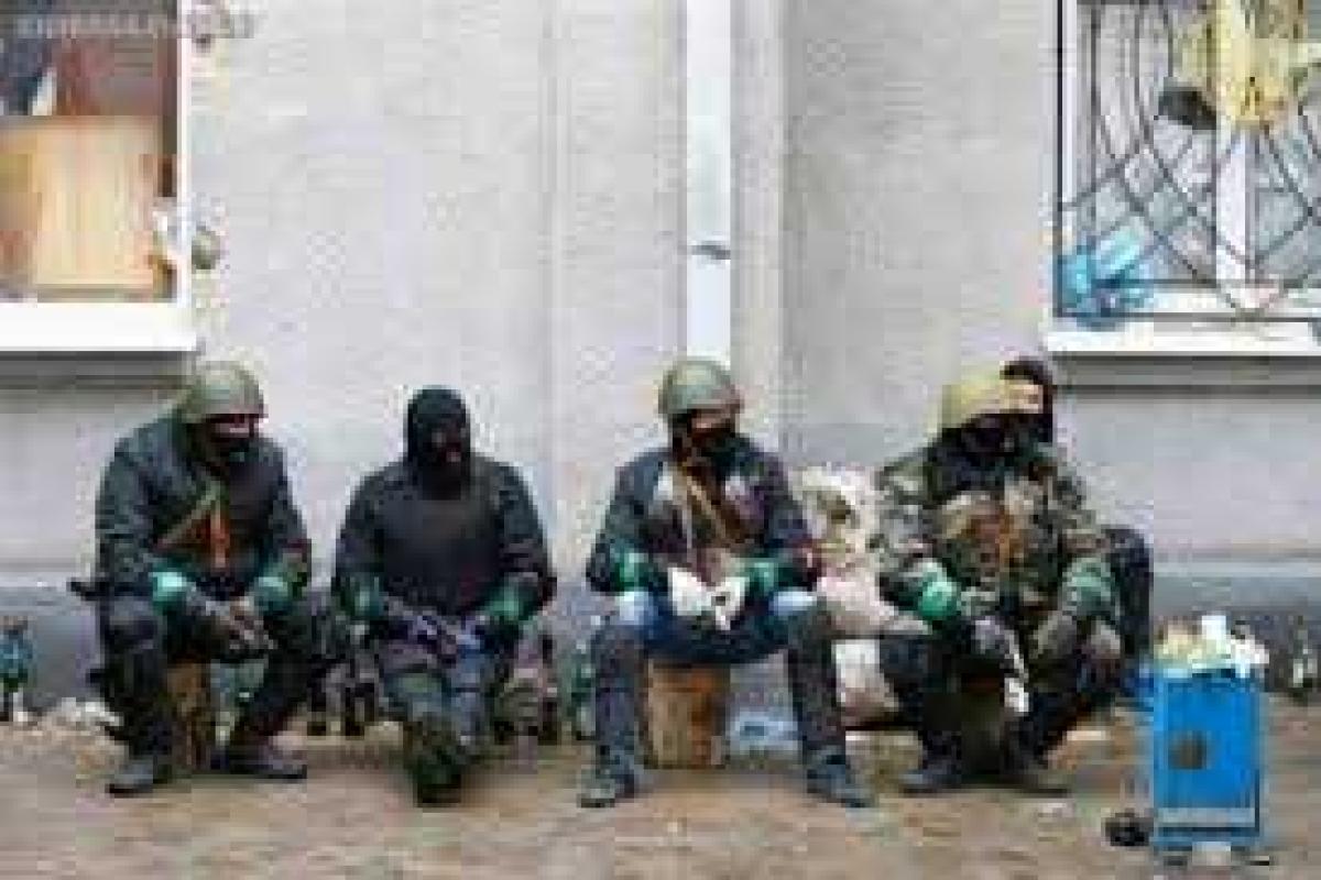 В Свердловске шахтеры избили вооруженных сепаратистов бутылками из под пива В Свердловске шахтеры избили вооруженных сепаратистов бутылками из под пива