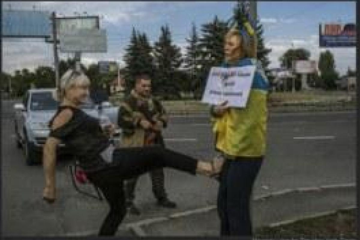 Освобождена Ирина Довгань, которая была привязана в Донецке к "позорному столбу" Освобождена Ирина Довгань, которая была привязана в Донецке к "позорному столбу"