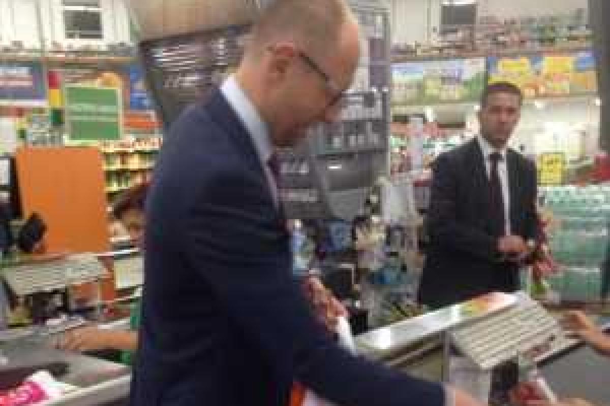 Яценюк "тарился" продуктами в столичном супермаркете Яценюк "тарился" продуктами в столичном супермаркете