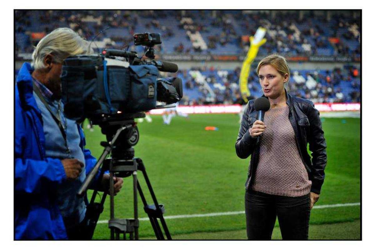 Журналистка опубликовала СМС от футболистов с предложением секса