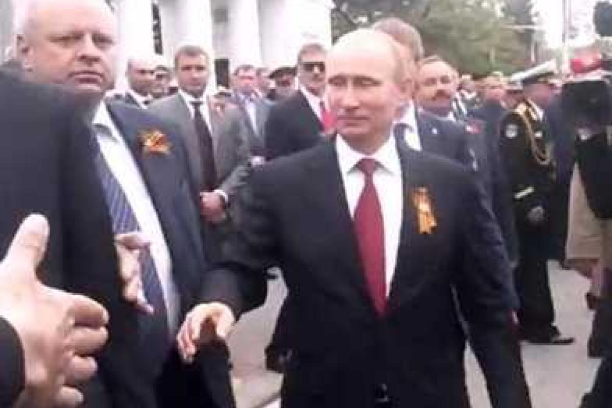 Путин прилетел в Севастополь с георгиевской ленточкой Путин прилетел в Севастополь с георгиевской ленточкой