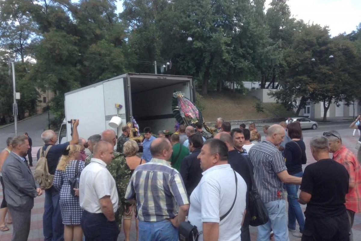 В Киеве попрощались с погибшими бойцами батальона "Айдар" В Киеве попрощались с погибшими бойцами батальона "Айдар"