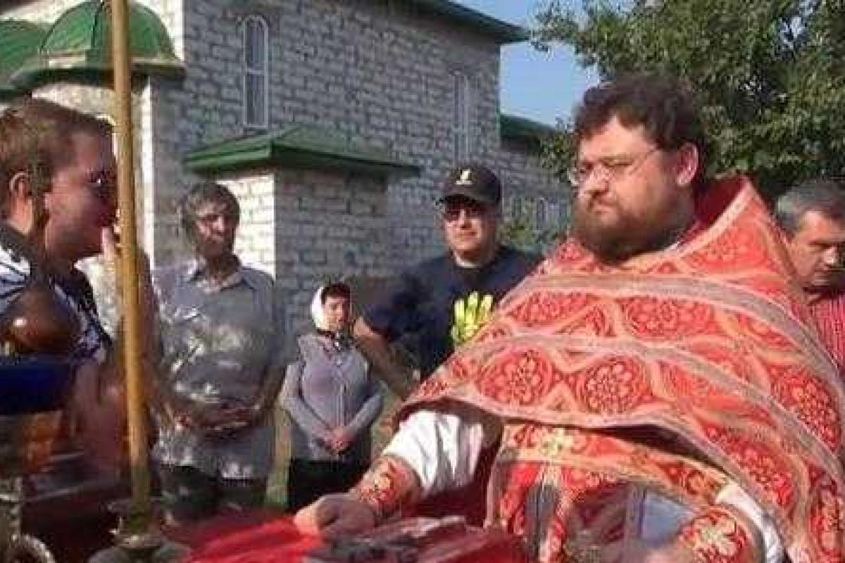Под Киевом священника облили томатным соком Под Киевом священника облили томатным соком