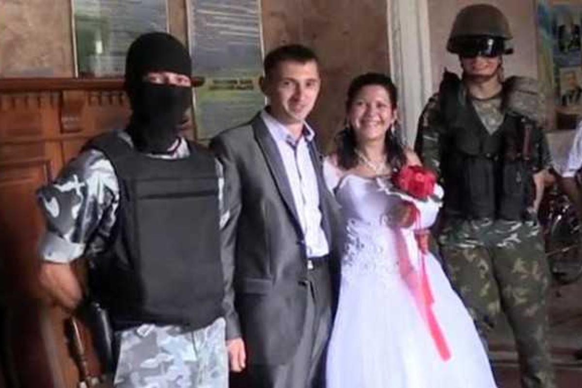 Пятая свадьба в "ЛНР": гости скрывают лица