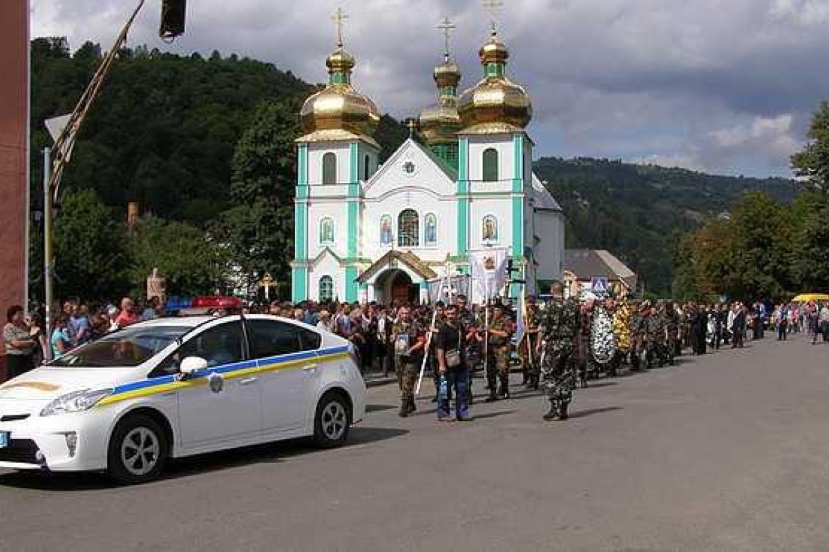 В Рахове похоронили еще одного солдата, погибшего под Луганском В Рахове похоронили еще одного солдата, погибшего под Луганском