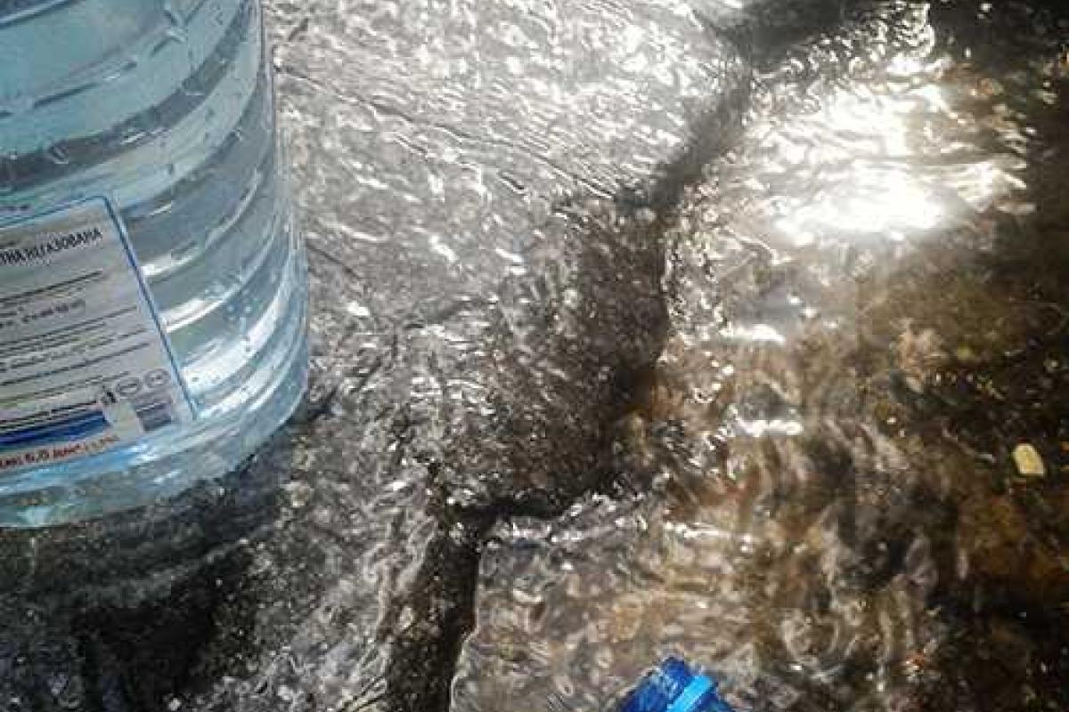 Жители Луганска вынуждены собирать дождевую воду