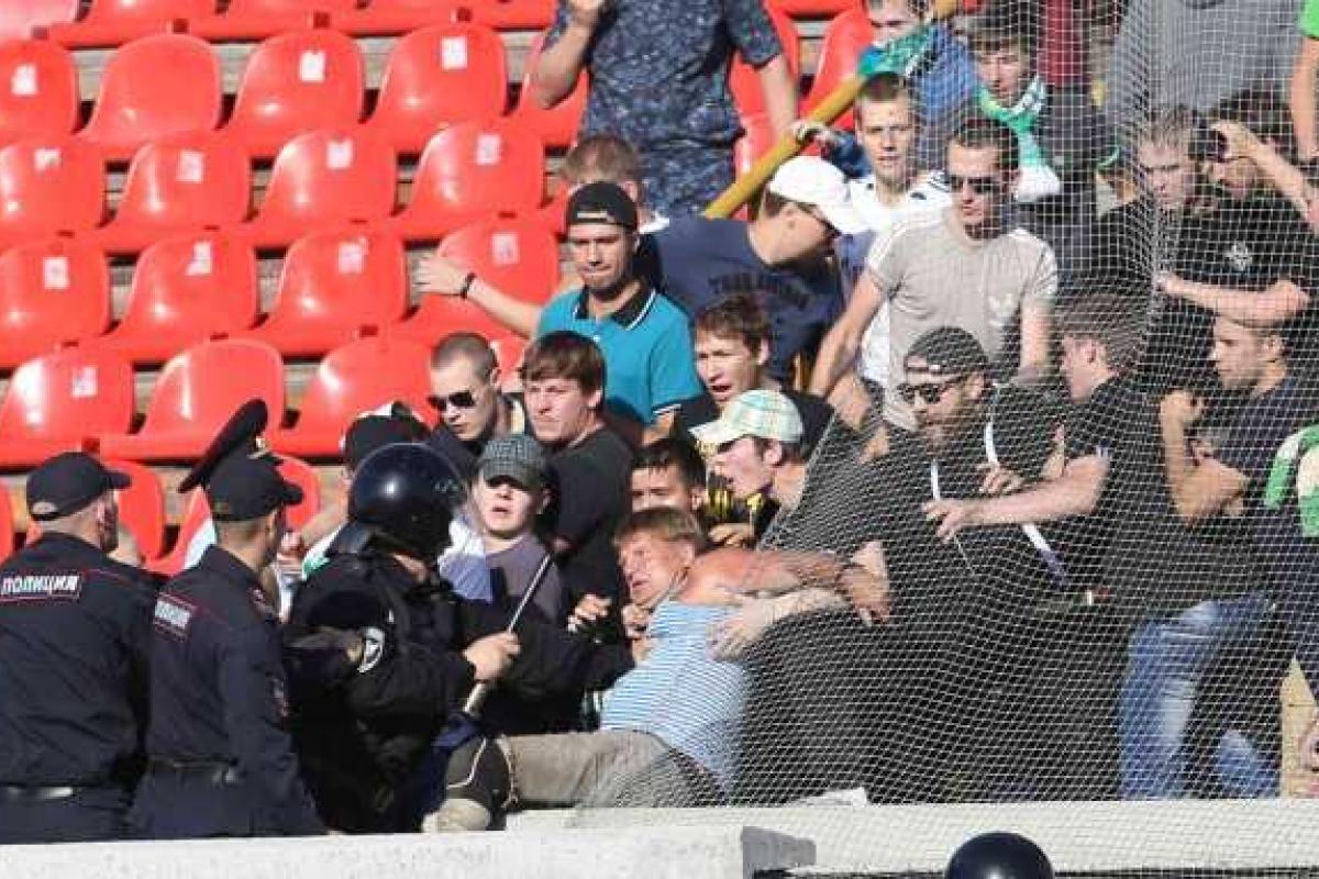 Российские полицейские избили безногого футбольного фаната Российские полицейские избили безногого футбольного фаната